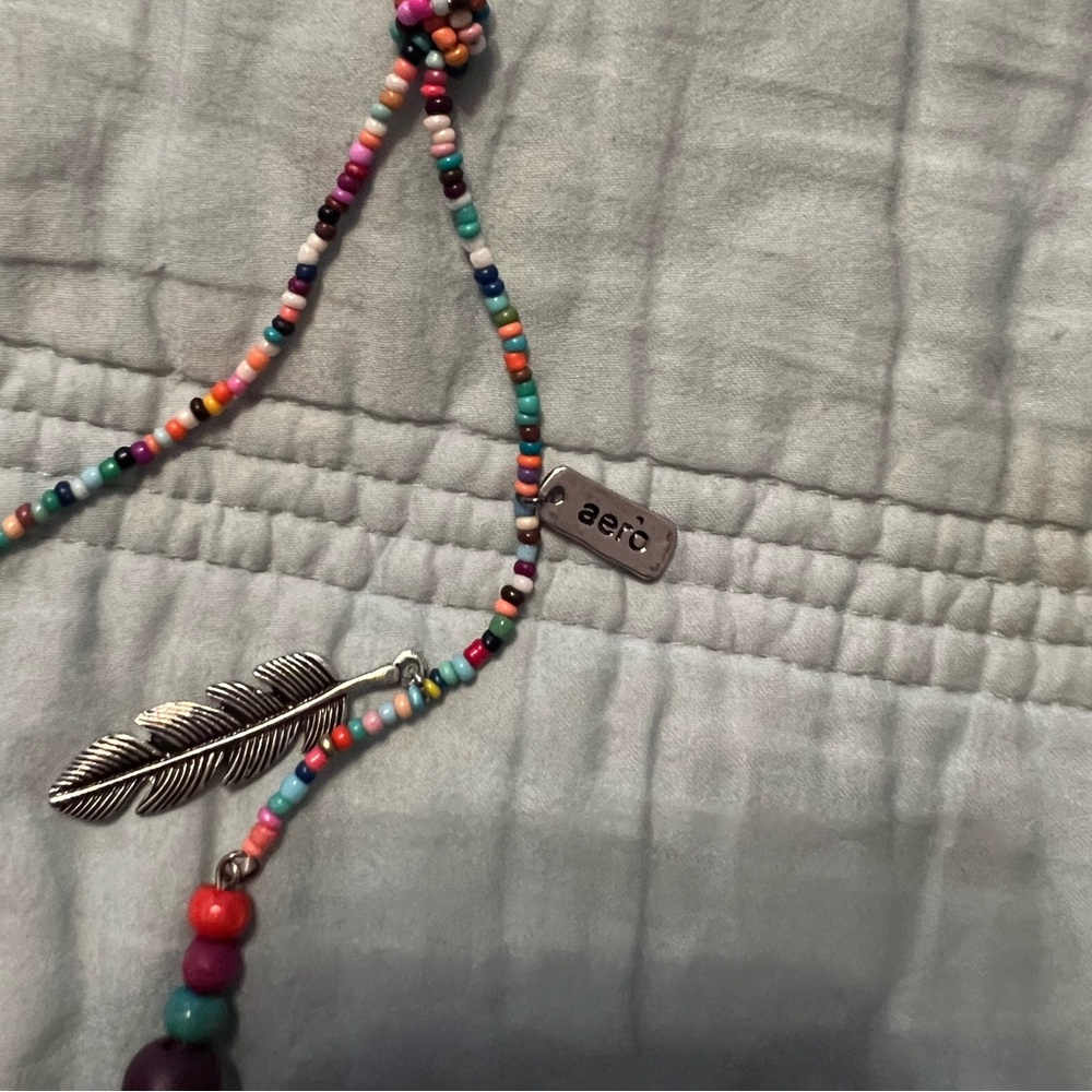 🪶AEROPOSTALE: Girl’s one size, multicolor beaded necklace w/feathers, preowned. - Picture 3 of 5
